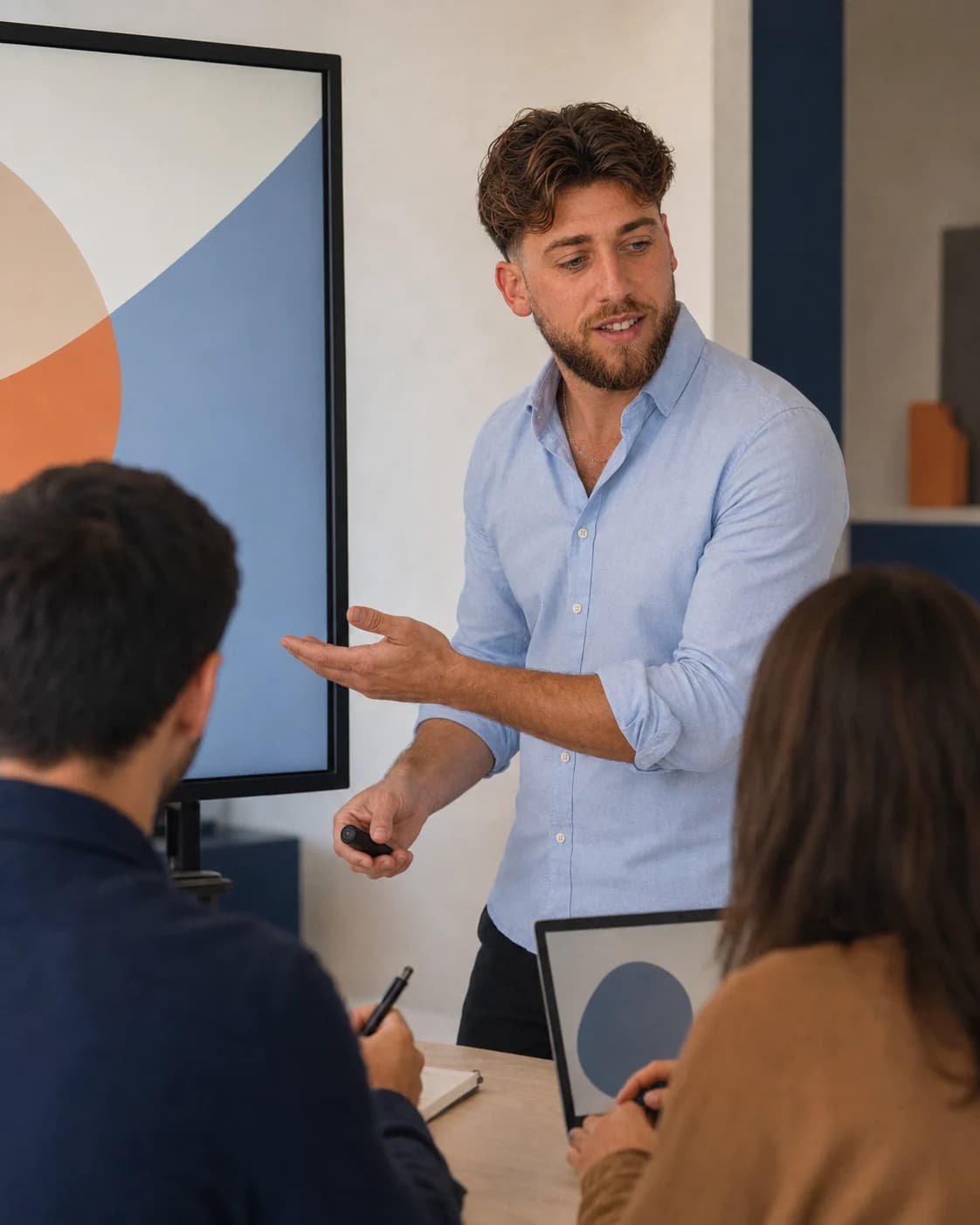 Keyvan animant un atelier de formation en direct